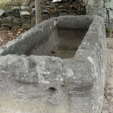前方部に建つ荒神社にある石棺