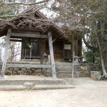 前方部に建つ荒神社　寺ではないのに鐘がある