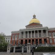 屋根に金箔のドーム歴史ある州議事堂