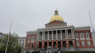 屋根に金箔のドーム歴史ある州議事堂