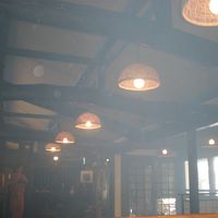 囲炉裏のある鄙びた造りの店内