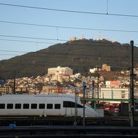 窓からは稲佐山が一望できる。