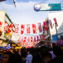 通りはこんな感じ。前に進むのも容易ではない。。