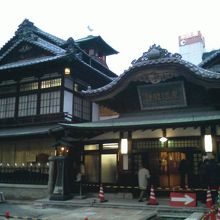 これが道後温泉本館。入浴料も安く、地元の銭湯としての機能も。