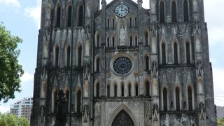 サイゴン大教会より風格があるのか比較できないけれどこちらの方が赤レンガを使用していないので朽ち果てた教会の様に見えます。