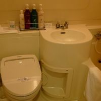 ユニットバスルームはちょっと狭い