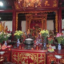 チャン・フン・ダオと文・武・医の三聖人が祀られている