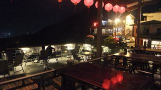 店内結構ひろい。夕暮れみるのによさそうなテラス席あり