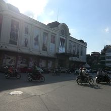 ここの前にバンセオ(Banh Xeo)のお店があります