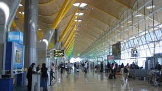 黄色が鮮やかな美しい空港