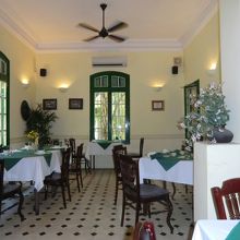 この内装の色合いが私は大好きです