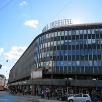 一見、ホテルには見えなくて、入口を探してビルと一周しました