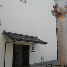 大きい柱が印象的