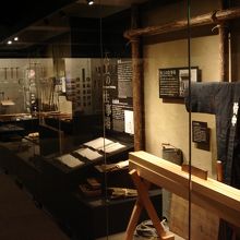 大工の棟梁のはんてんとか大工道具がずらり