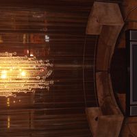 上の階から見たリビング。手前にテレビ、シャンデリア、奥が大窓