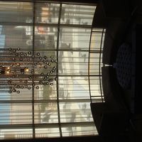 昼間の上の階からの写真。窓の外にストリップが良く見えます。