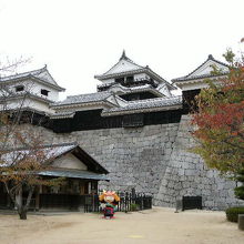 松山城天守閣（入口にマスコットのよしあきくんがいます）