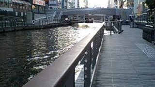 道頓堀沿いを歩けます！