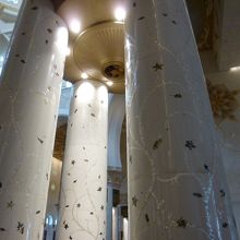 モスクの中はヒンヤリとしています。