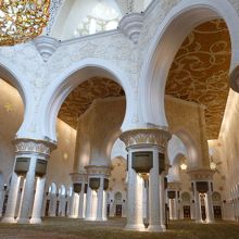 モスク内の奥行がわかりますか？そうとう広いですよ。