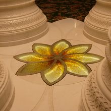 床にも手を抜くことはないようです。