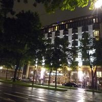 道路のむこうから。