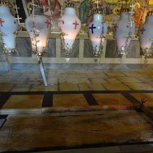 十字架から降ろされたイエスを横たえさせた石