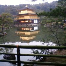 水面に映る金閣寺が美しい