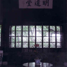 窓飾りが美しい。