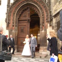 旧市庁舎から出てきた新婚さん。