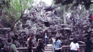 太湖石が獅子の形に似ていたため「獅子林」と名づけた。