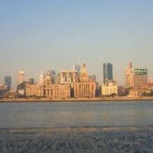 対岸から撮りました。真冬は川岸が凍ります。