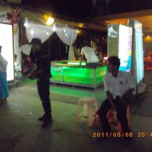 この水槽に小さい魚がいて、足を入れます。