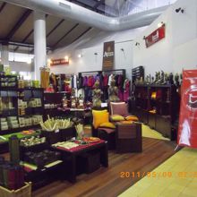 空港のショップの中でも大きいコーナーです。