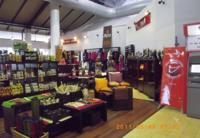 空港のショップの中でも大きいコーナーです。