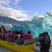 美しく青き氷山に大接近できるボートツアー