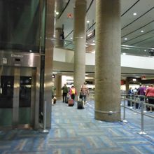 DELTAチェックインカウンター前のここ