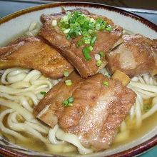 ソーキそば　ソーキがいっぱい