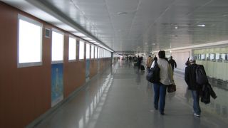 途上国の空港の典型です。