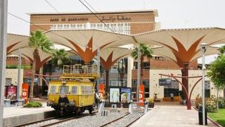 きれいで近代的な駅舎です