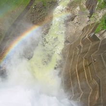 放水にかかった虹