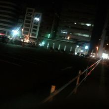 夜は薄暗い駅周辺