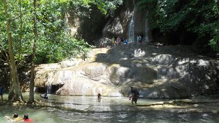 サイヨークの滝と鉄道駅のある国立公園