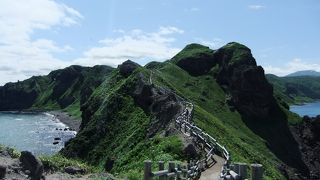 岬の先まで歩けます