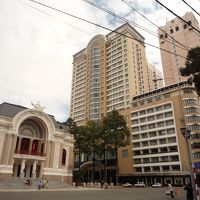 高い建物です。左に市民劇場があります。