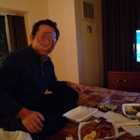 ベッドの上でテイクアウトの晩御飯