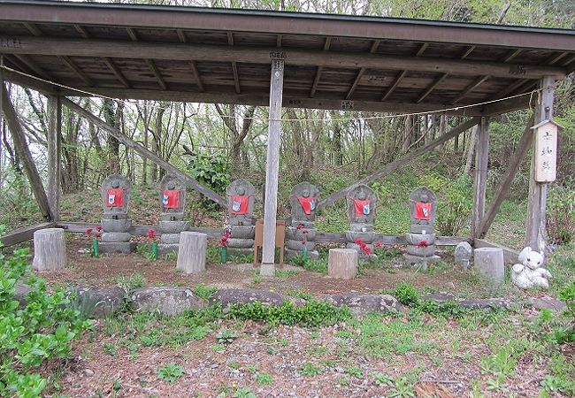 道中安全祈願の苔むした地蔵群