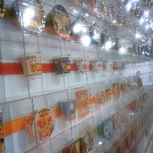 ずらっとインスタントラーメンが並ぶ