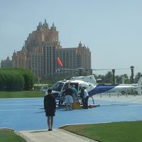 ヘリポートからみるホテル外観