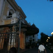 オペラハウスの向って右側です